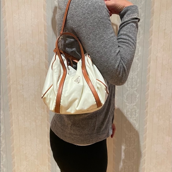 Vintage authentic Prada nylon bag with leather details - Picture 9 of 16